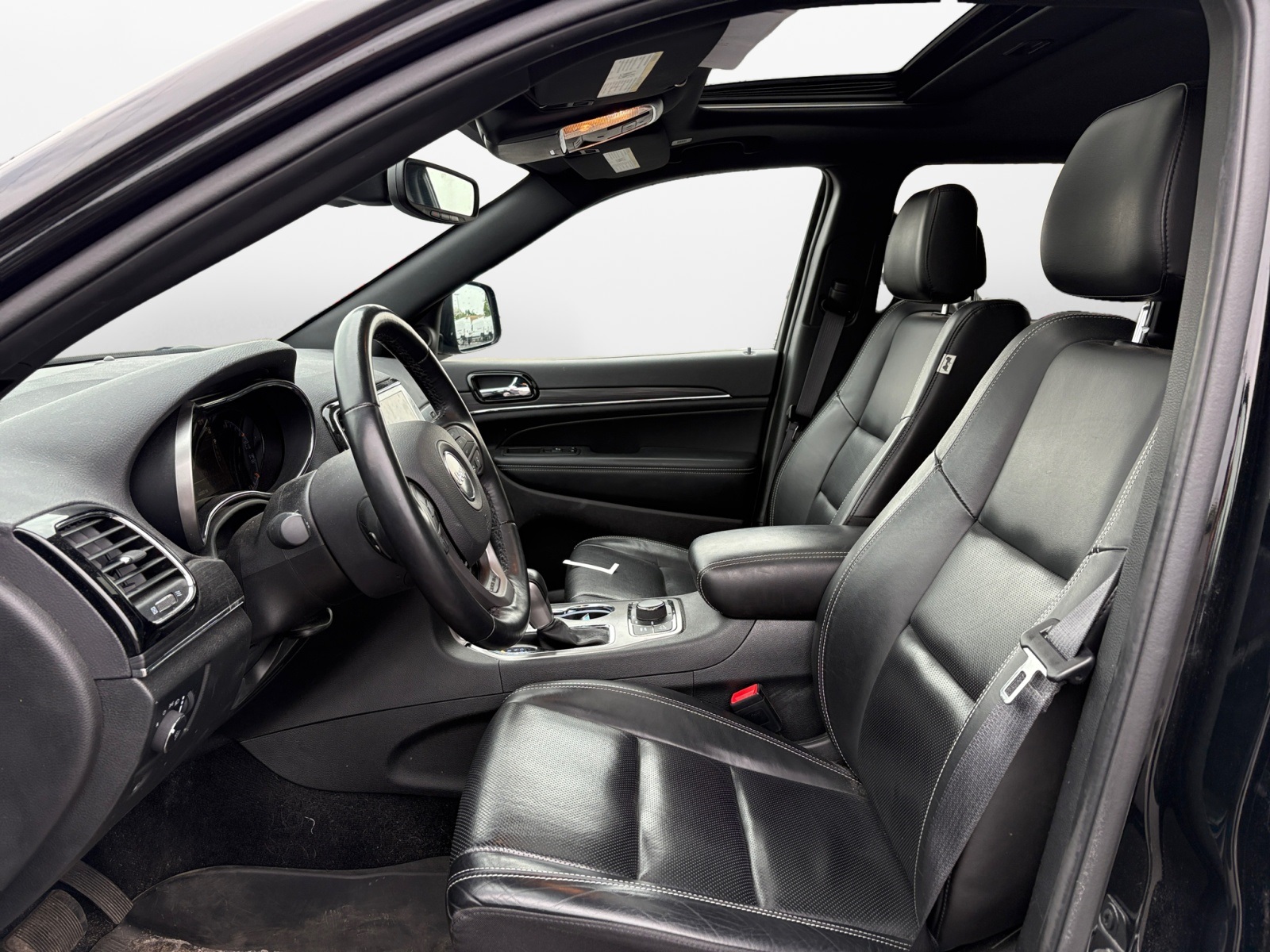 Vehicle image 28 of 34