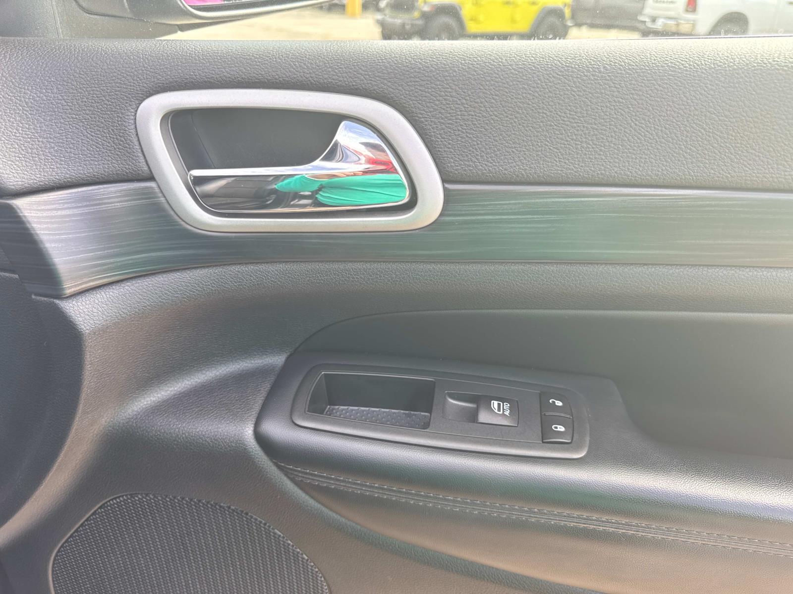 Vehicle image 14 of 27