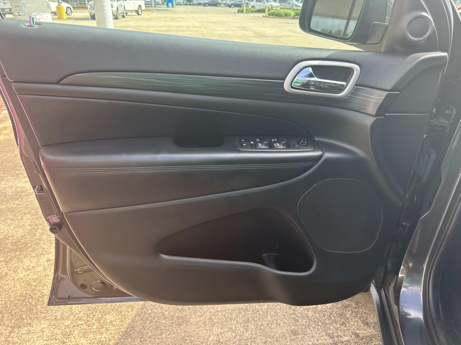 Vehicle image 18 of 27