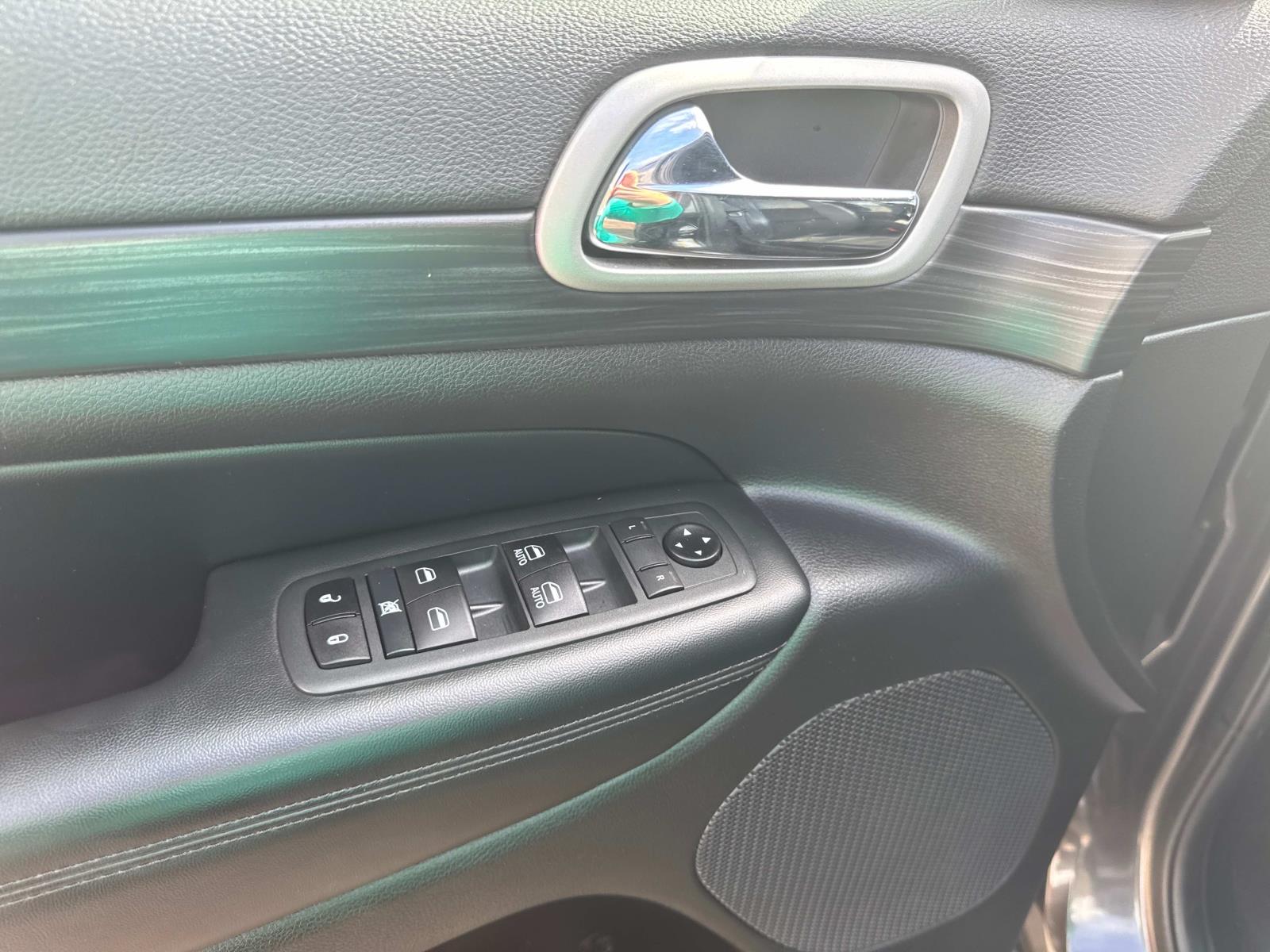 Vehicle image 19 of 27