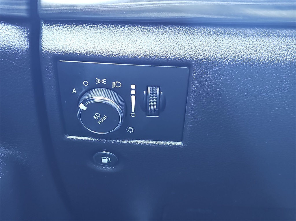Vehicle image 17 of 33