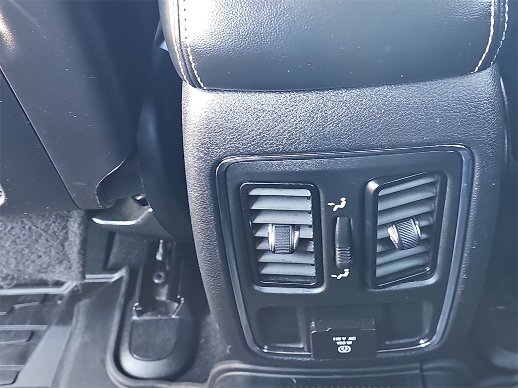 Vehicle image 21 of 33
