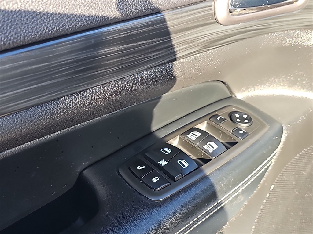 Vehicle image 23 of 33