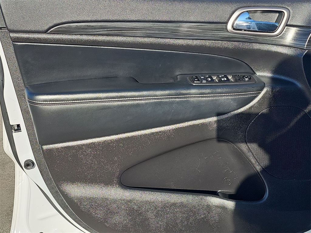 Vehicle image 22 of 33