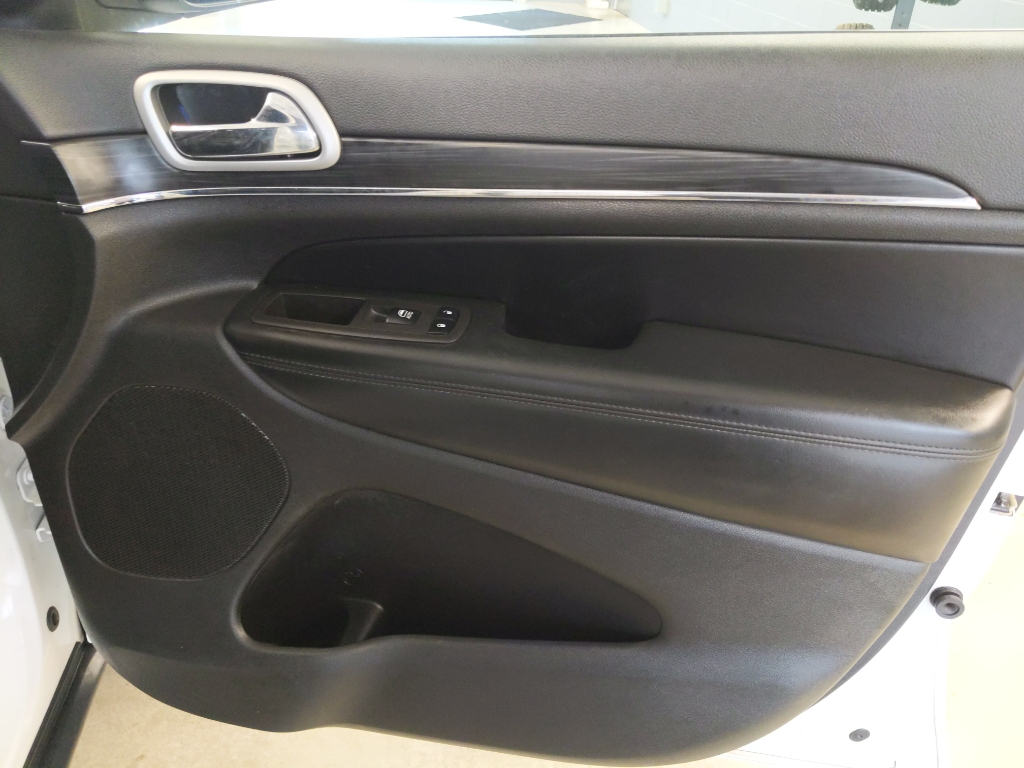 Vehicle image 24 of 28