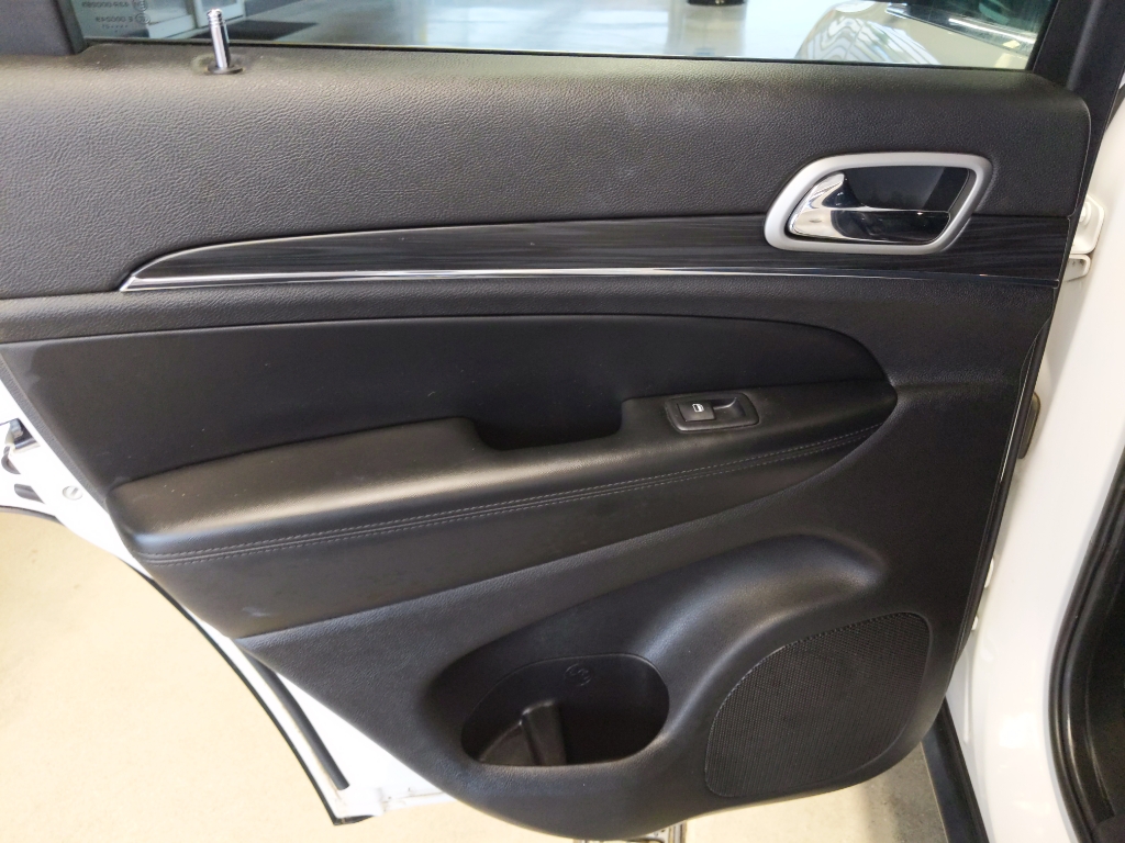 Vehicle image 21 of 28