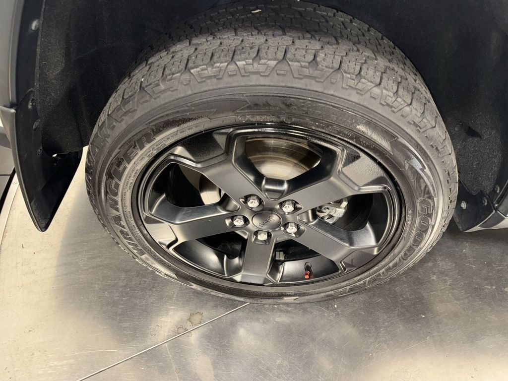 Vehicle image 12 of 33