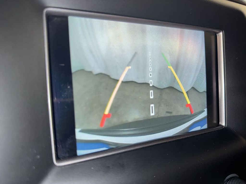 Vehicle image 25 of 33