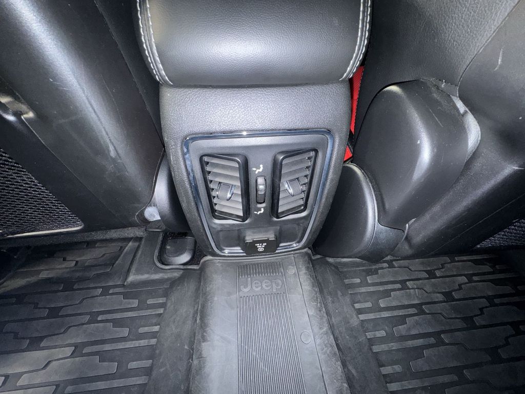 Vehicle image 29 of 33