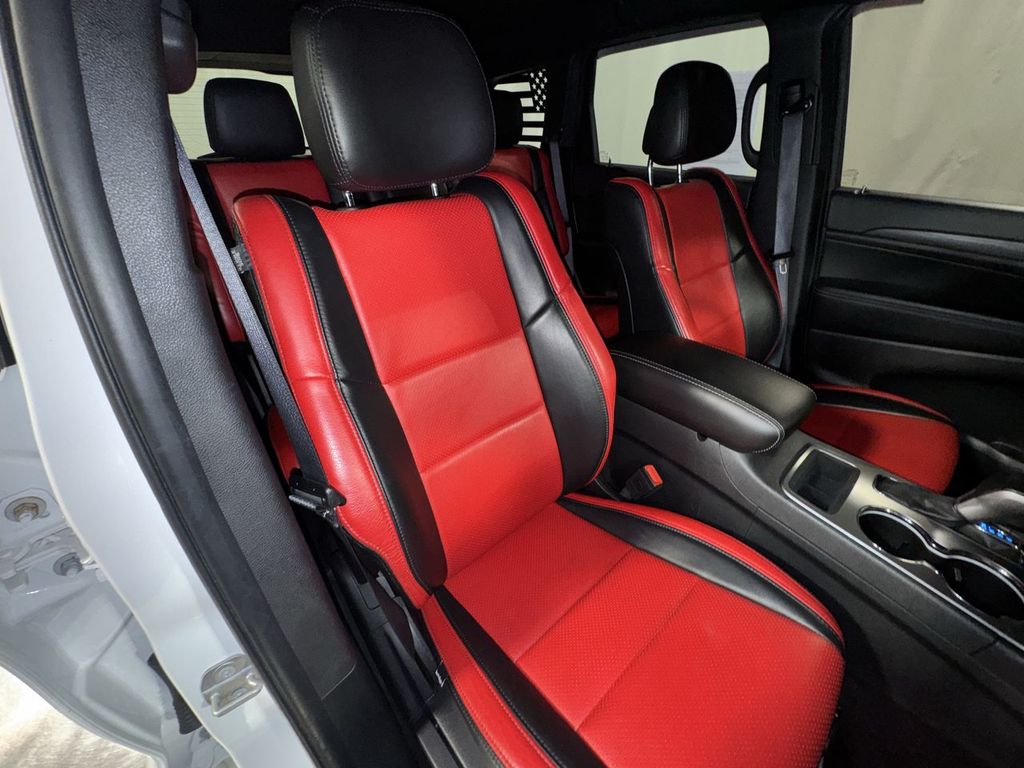 Vehicle image 19 of 33