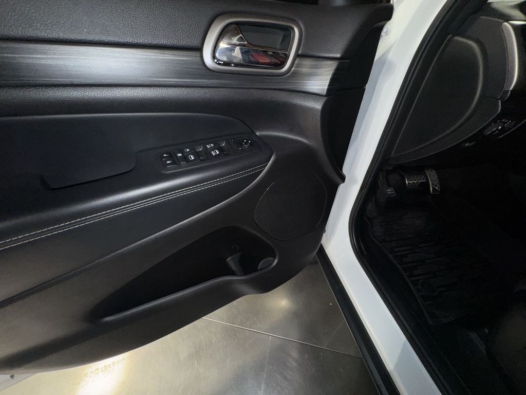 Vehicle image 28 of 33