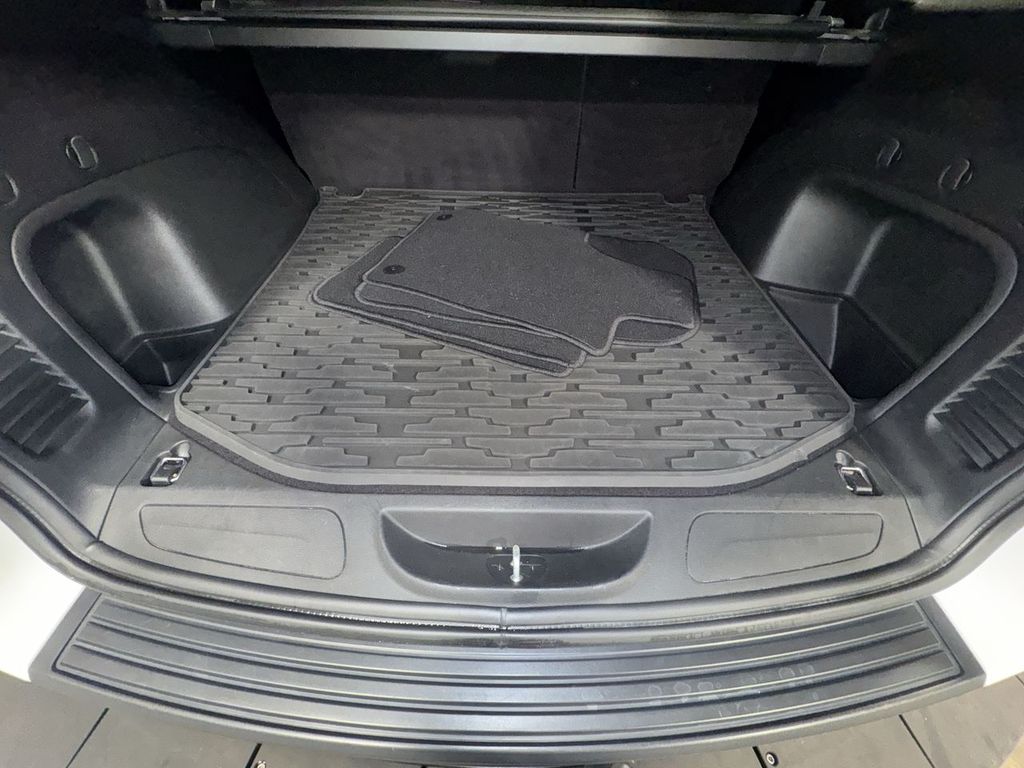 Vehicle image 14 of 33