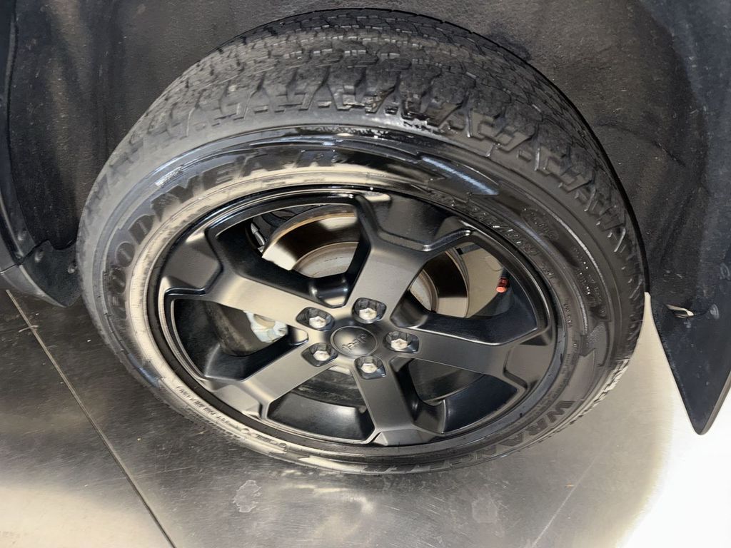 Vehicle image 10 of 33