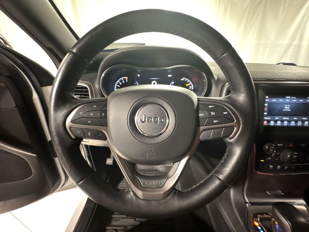 Vehicle image 22 of 33
