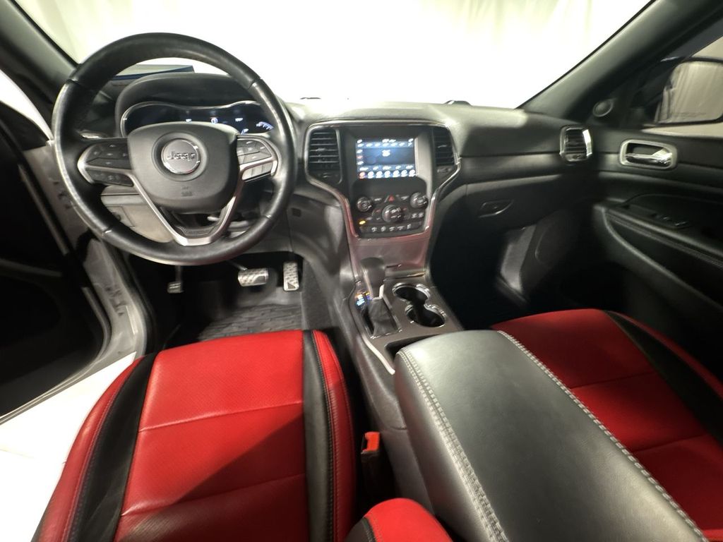 Vehicle image 21 of 33