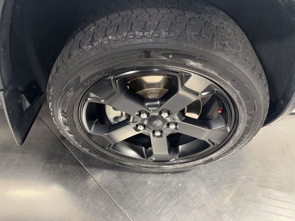 Vehicle image 11 of 33