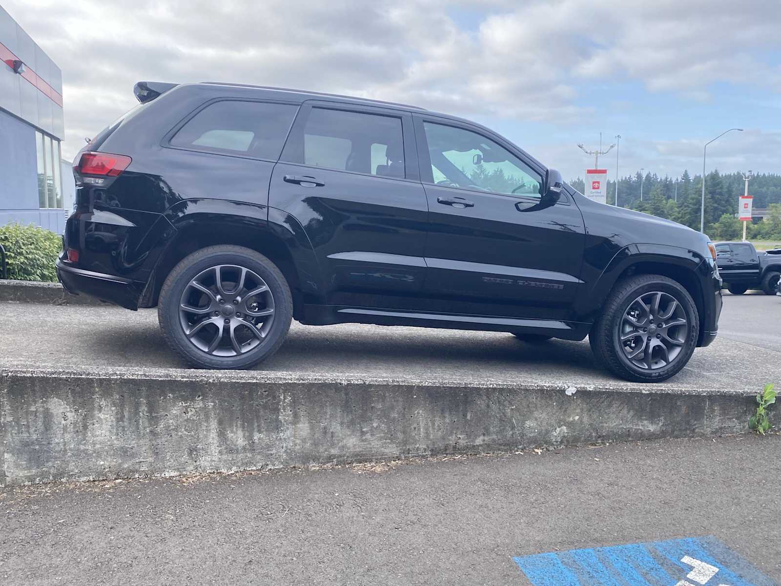 Vehicle image 4 of 32