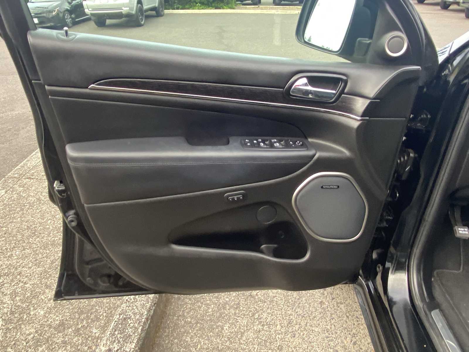 Vehicle image 23 of 32