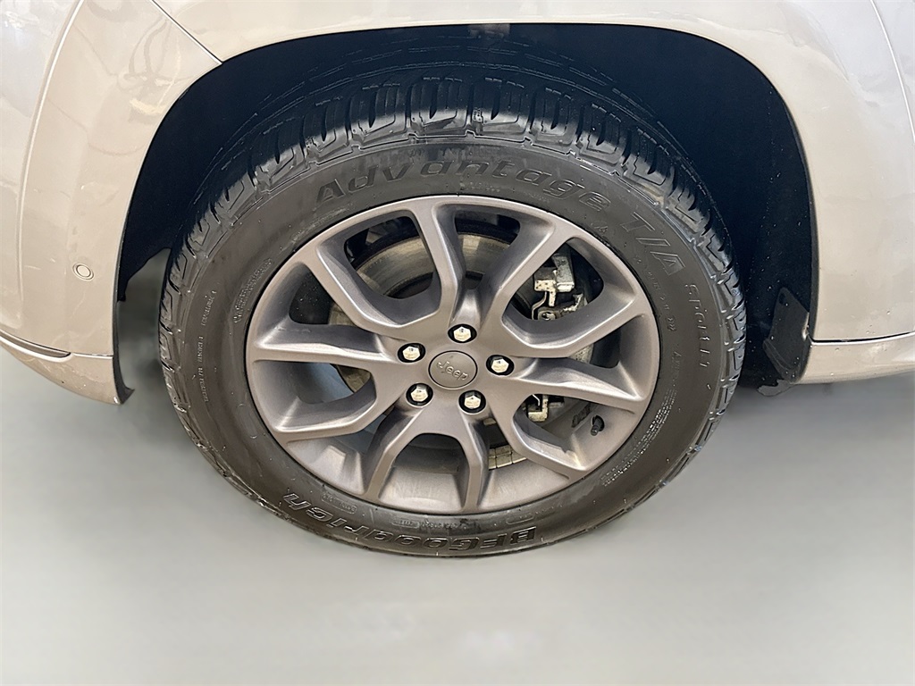 Vehicle image 23 of 32