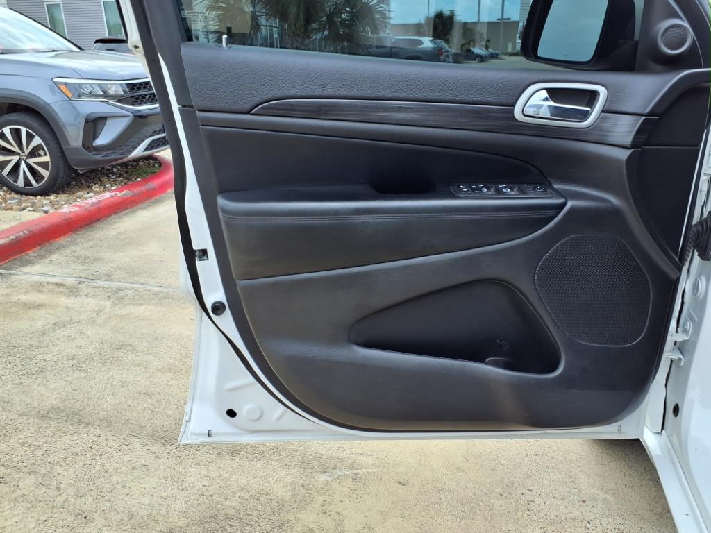 Vehicle image 24 of 30