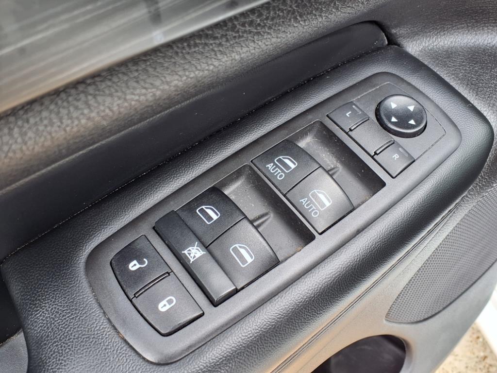 Vehicle image 28 of 30