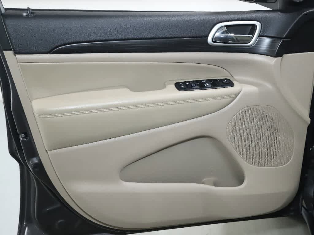Vehicle image 32 of 46