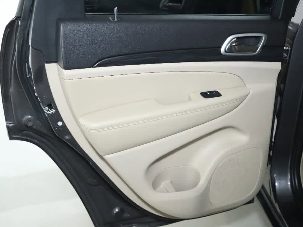 Vehicle image 33 of 46