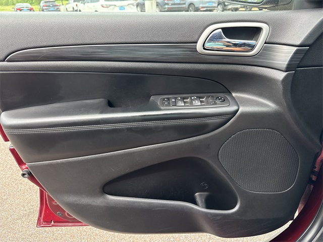 Vehicle image 17 of 24