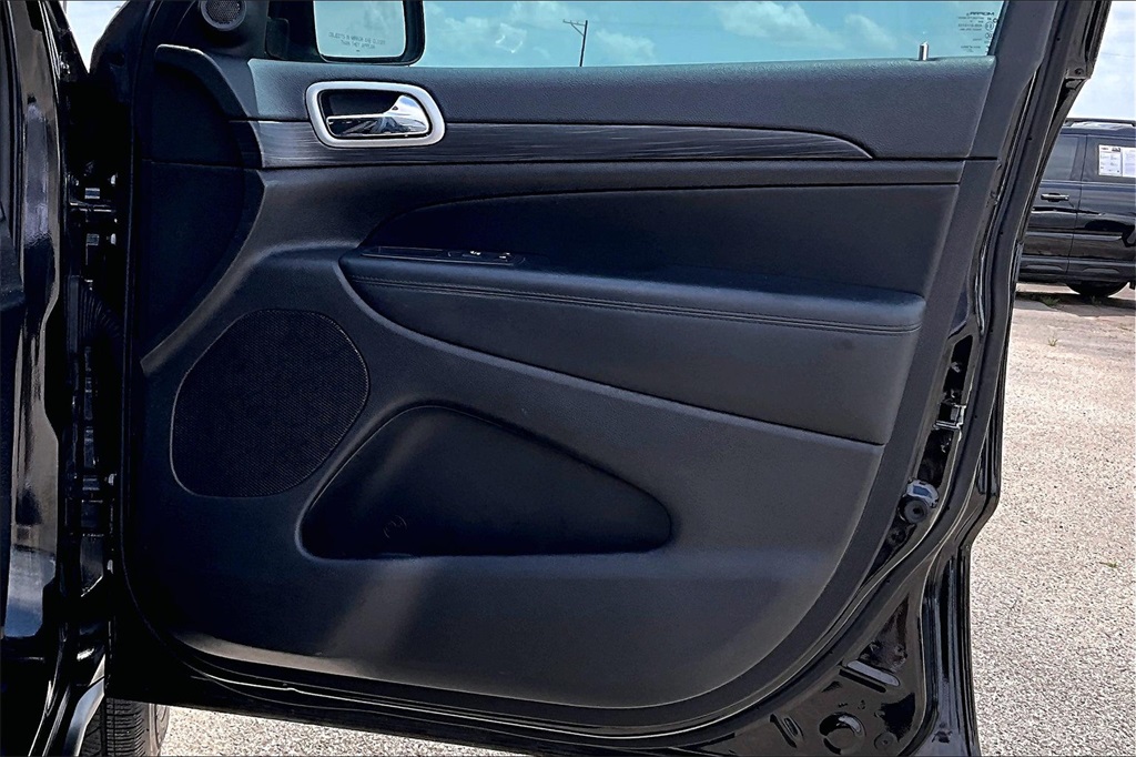 Vehicle image 27 of 34