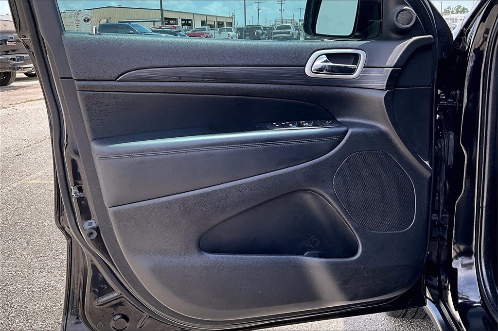 Vehicle image 17 of 34