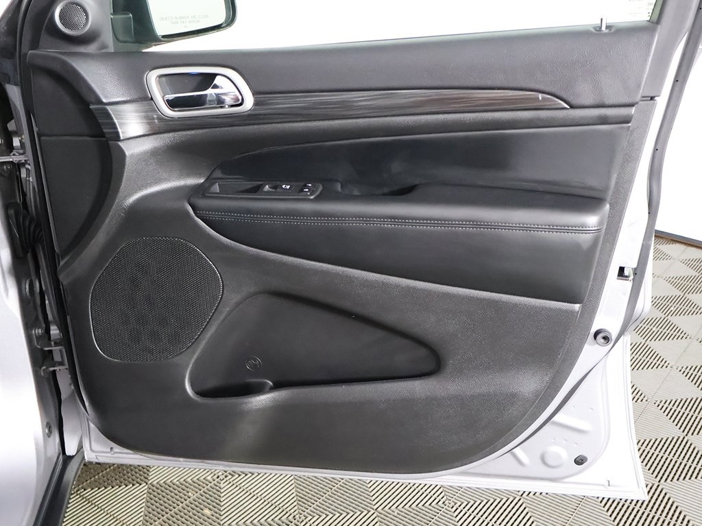 Vehicle image 21 of 52