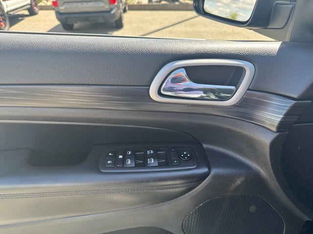 Vehicle image 16 of 25