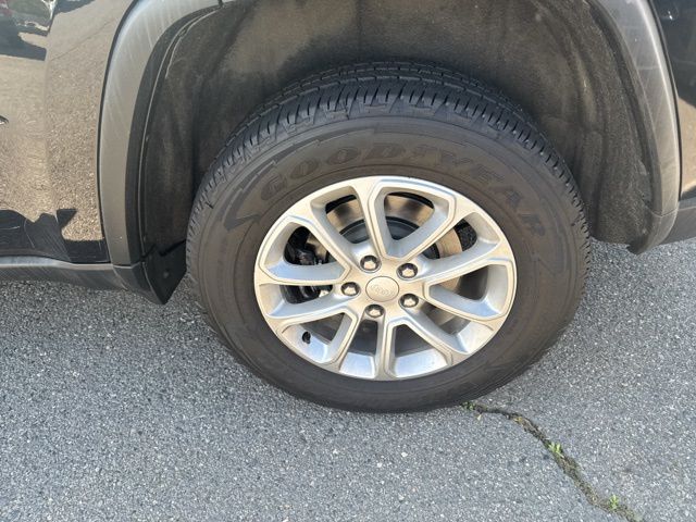 Vehicle image 12 of 25