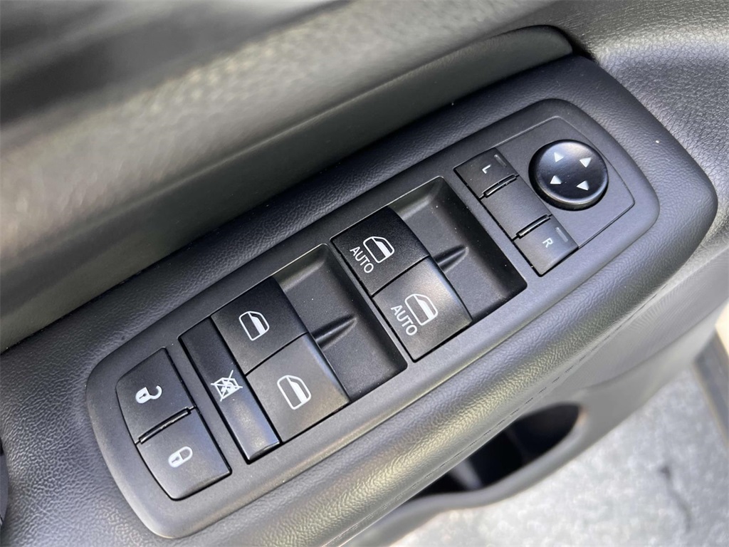 Vehicle image 16 of 31