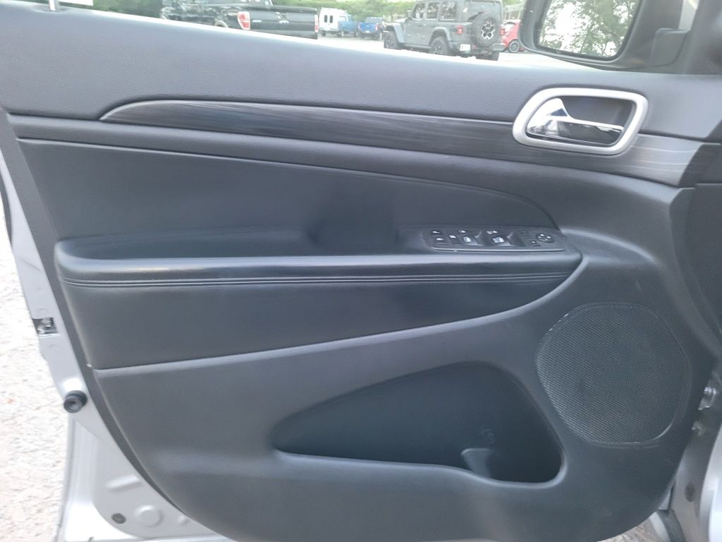 Vehicle image 10 of 23