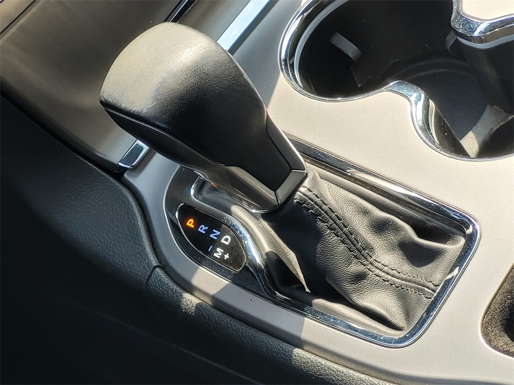 Vehicle image 23 of 34