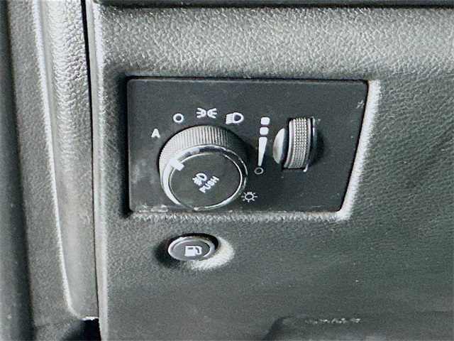 Vehicle image 11 of 28