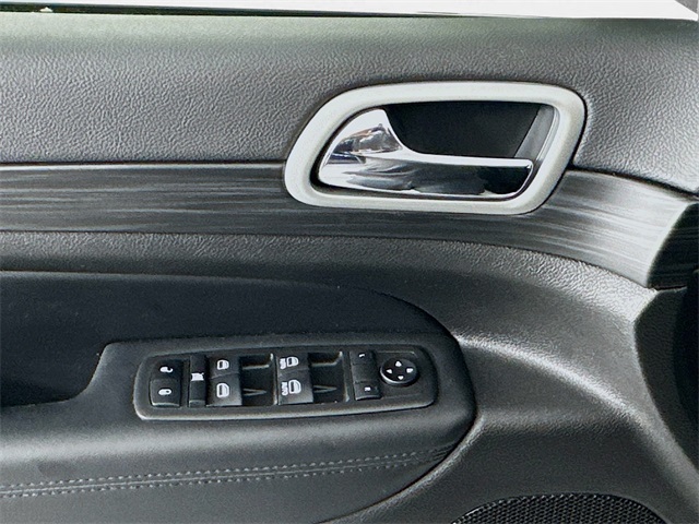 Vehicle image 17 of 28