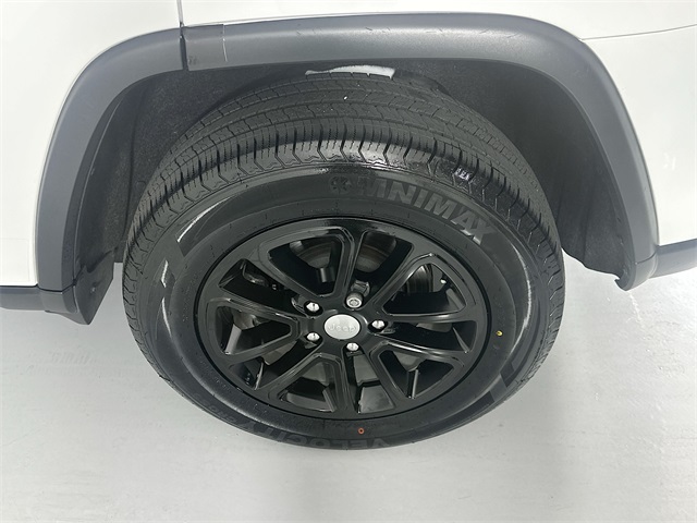 Vehicle image 27 of 28