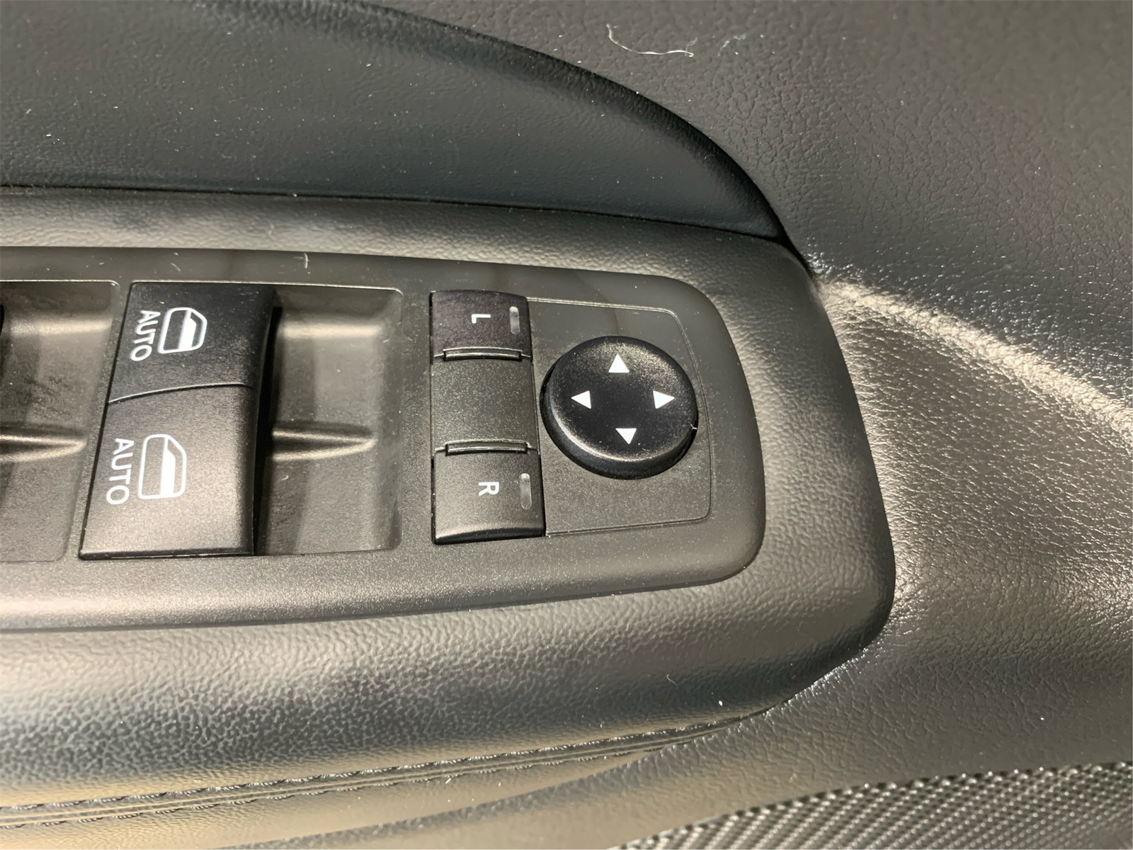 Vehicle image 23 of 32