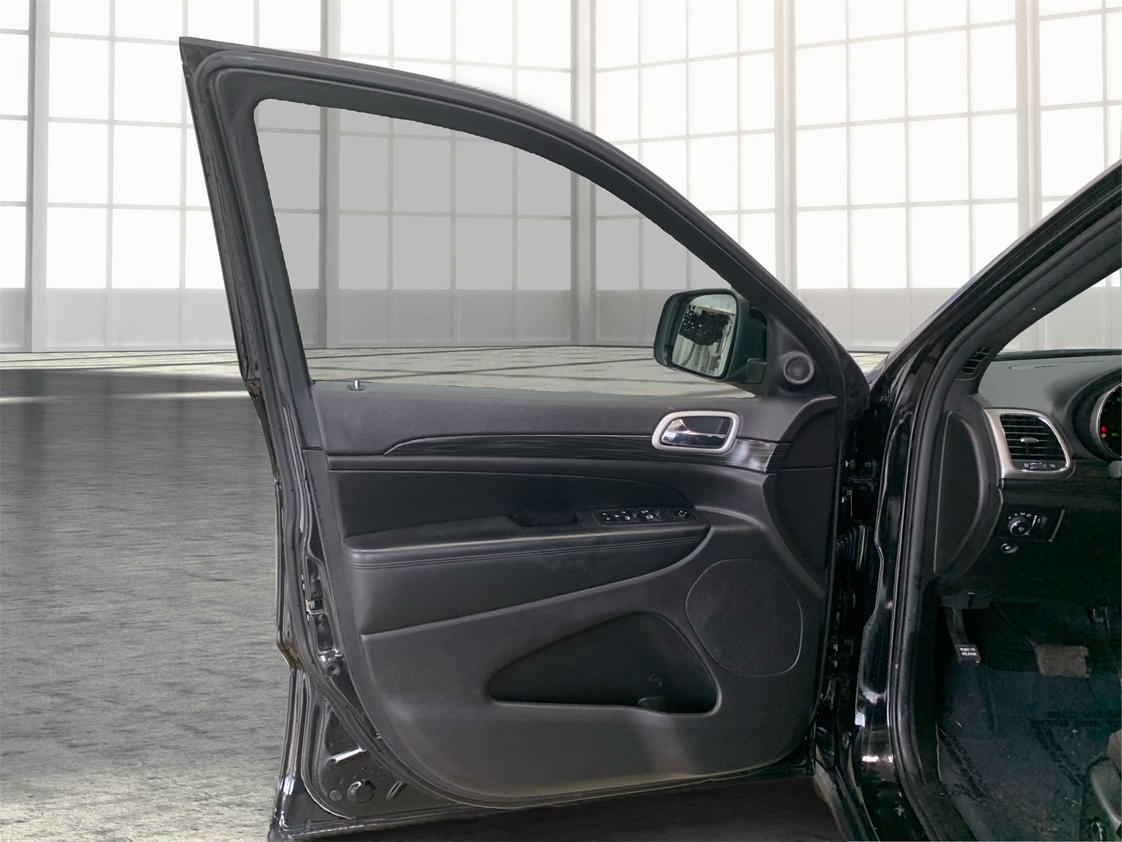 Vehicle image 27 of 32