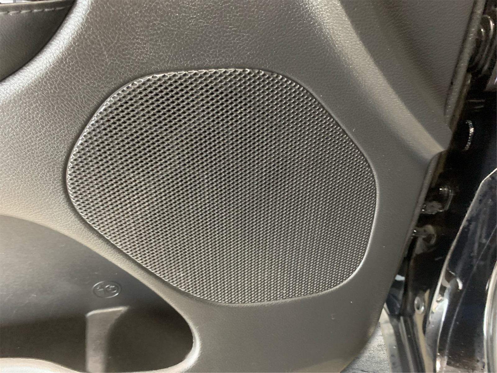 Vehicle image 28 of 32