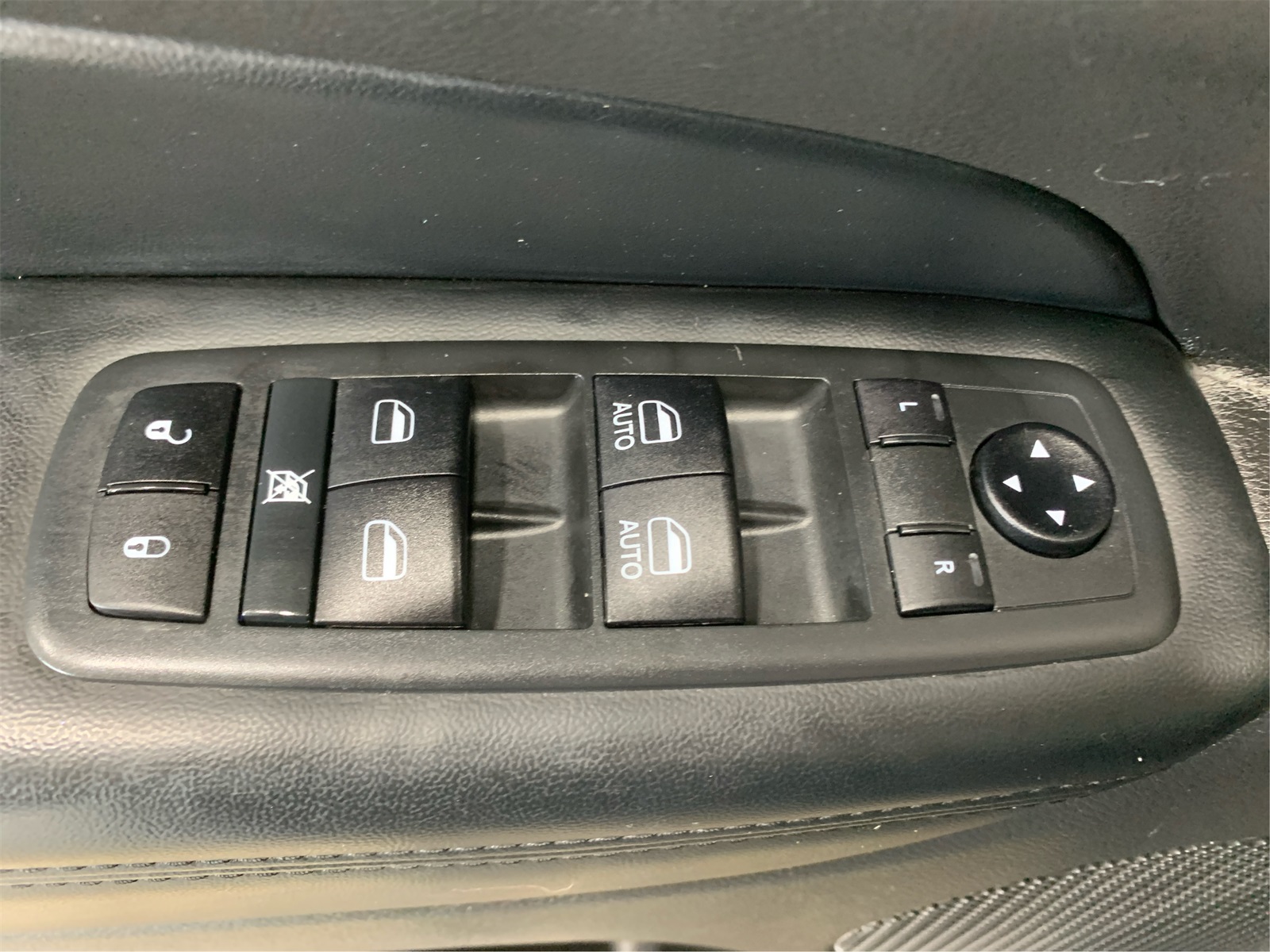 Vehicle image 26 of 32