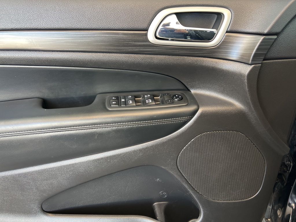 Vehicle image 33 of 45