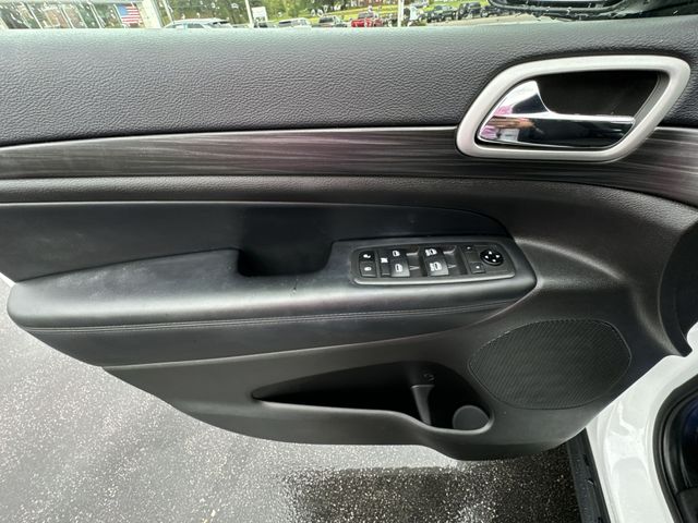 Vehicle image 13 of 24