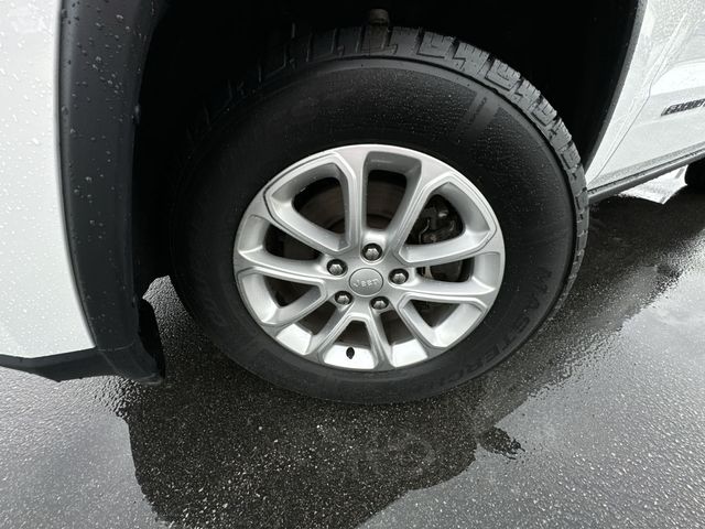 Vehicle image 10 of 24