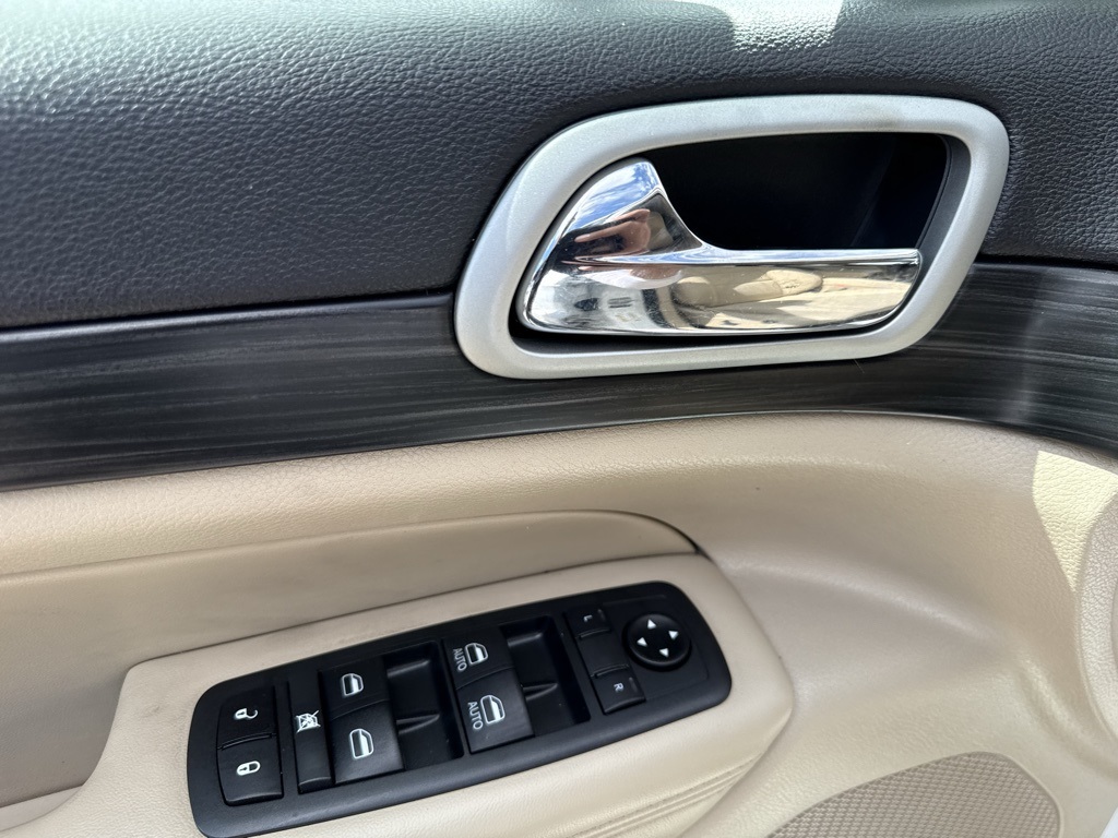 Vehicle image 25 of 28