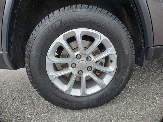 Vehicle image 21 of 23