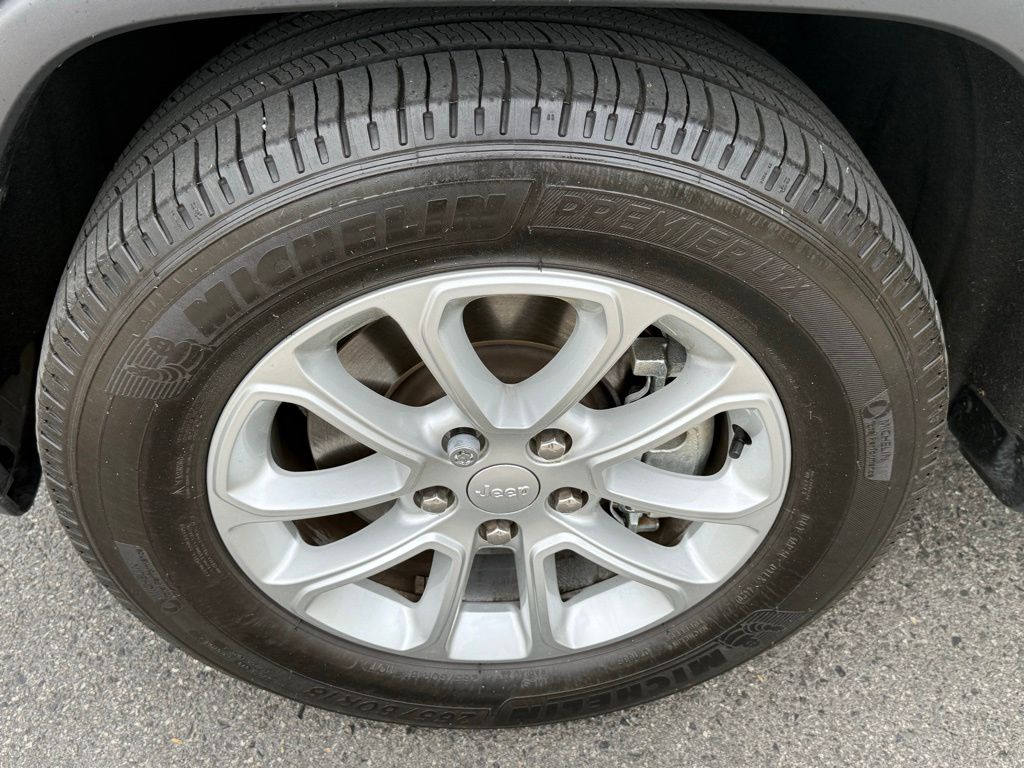 Vehicle image 18 of 32