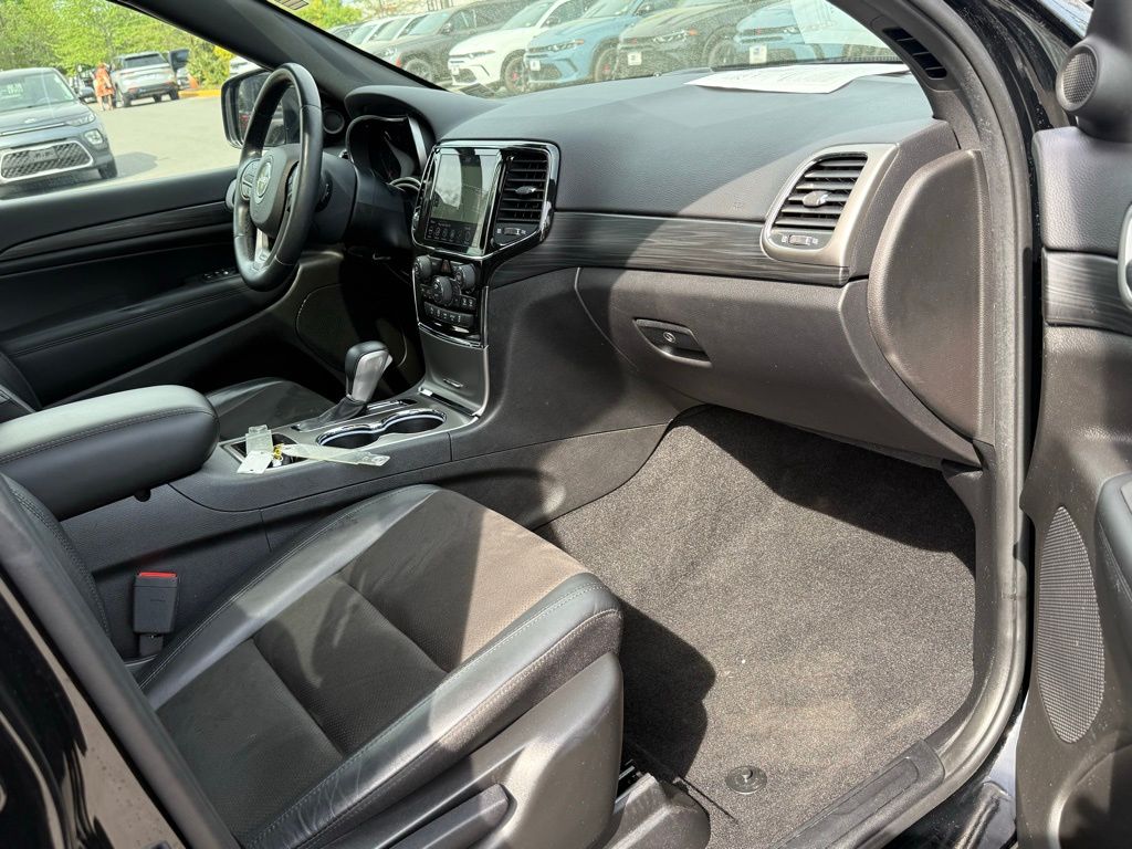 Vehicle image 22 of 32